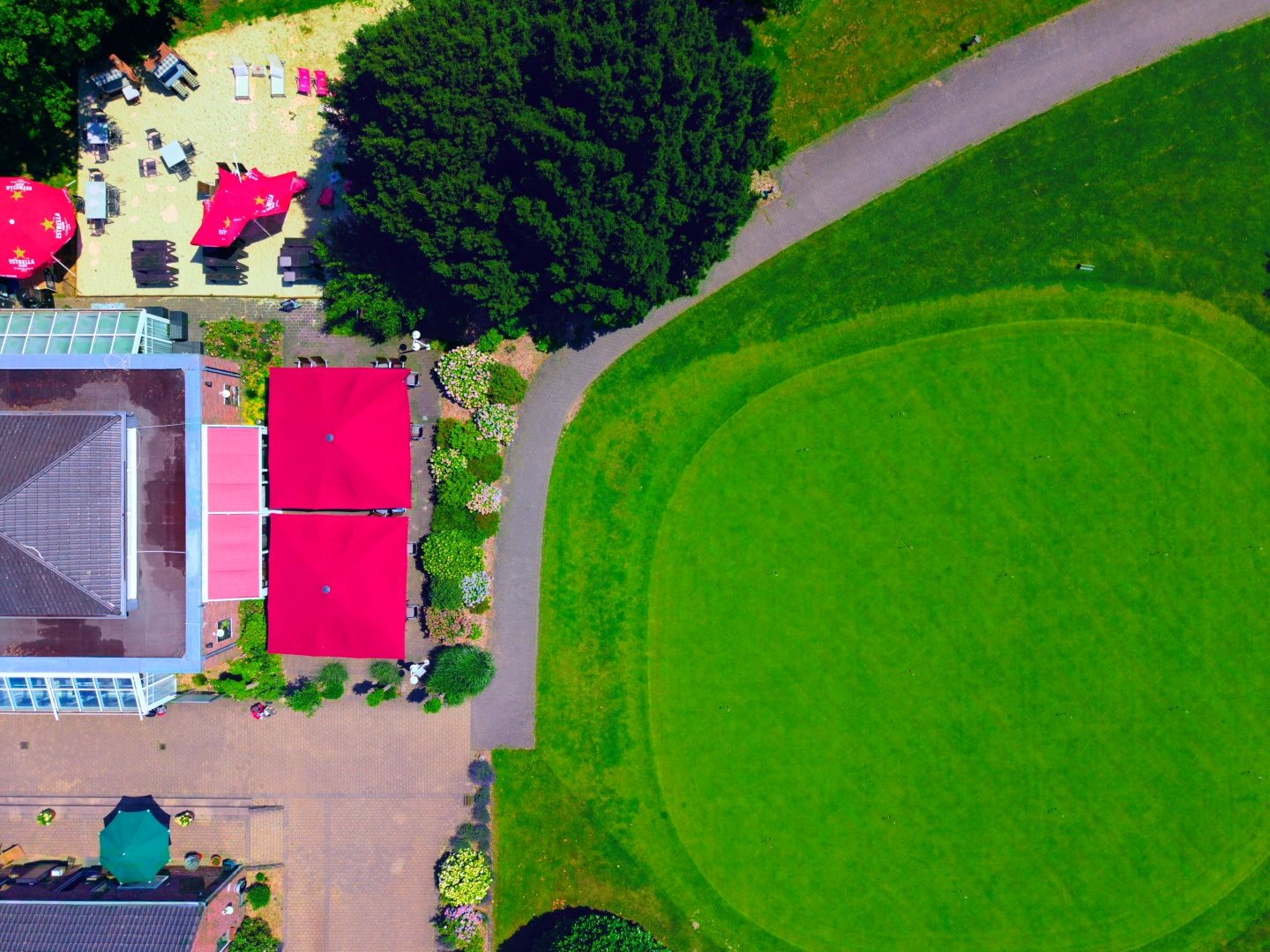 Luftaufnahme des Treff.clubhaus2 am großen Putting-Green des Golfclub Niep