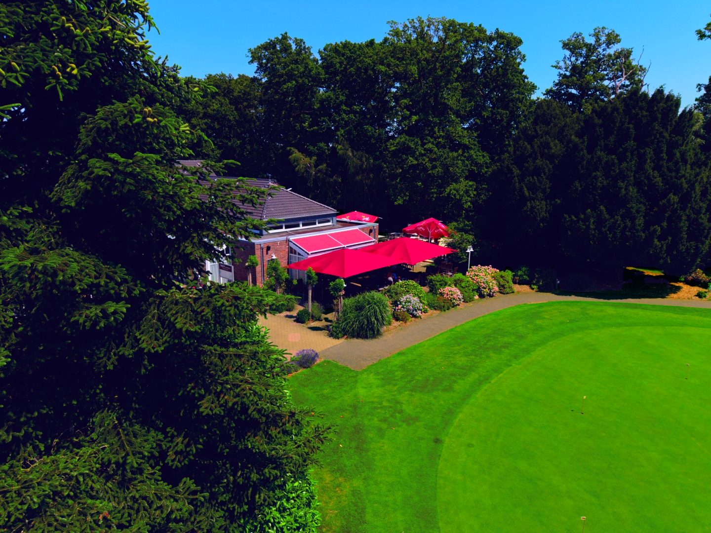 Das Clubhaus des Treff.clubhaus2 eingebettet in den Golfplatz Niep, aus der Luft